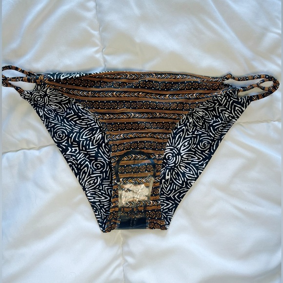 Volcom | Reversible Bikini Bottoms - Picture 3 of 8